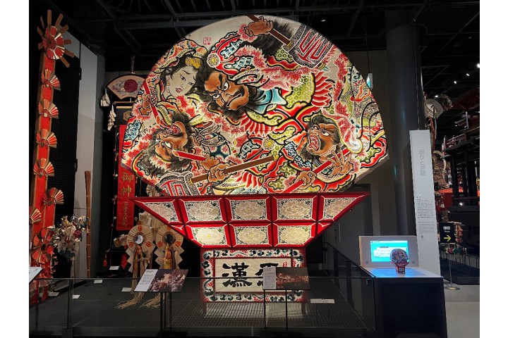 本館展示場 東アジア展示「日本の文化」 弘前ねぷた張替え作業の公開実演（国立民族学博物館）
