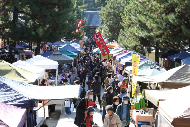 Hyakumanben Handicraft Market (Hyakumanben Chionji Temple)