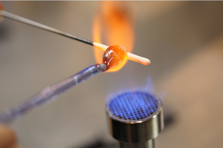 震災31年『1.17希望の灯り とんぼ玉の制作体験』（KOBEとんぼ玉ミュージアム）